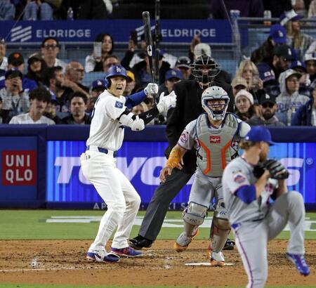 メッツ戦の６回、相手バッテリーの呼吸が合わず投手が投球しそうになり驚く大谷＝ロサンゼルス（共同）