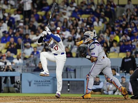 メッツ戦の６回、捕手アルバレスの一塁へのけん制球をよける大谷＝ロサンゼルス（共同）