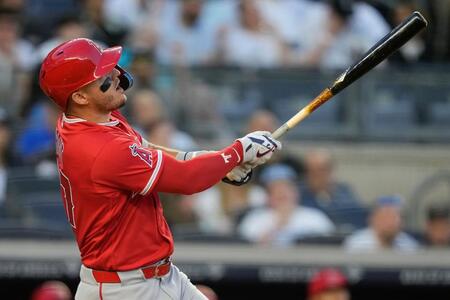 初回に５号ソロを放つトラウト（写真提供・ＡＰ／アフロ）