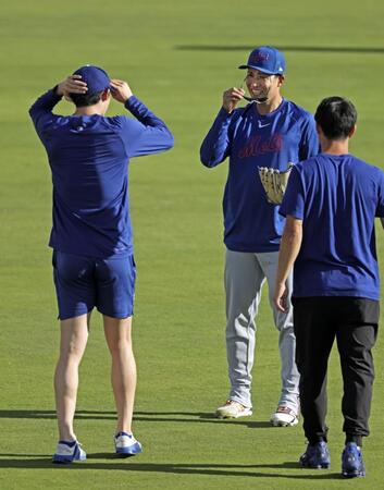 　試合前、あいさつを交わすドジャース・佐々木（左）とメッツ・千賀（共同）