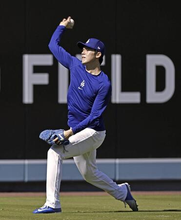 　キャッチボールするドジャース・佐々木（共同）