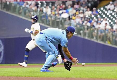 　ブルワーズ戦の４回、オルティスの三ゴロを処理するブルージェイズ・岡本（共同）