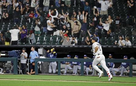 　レイズ戦の９回、５号２ランを放ち一塁へ向かうホワイトソックス・村上（共同）