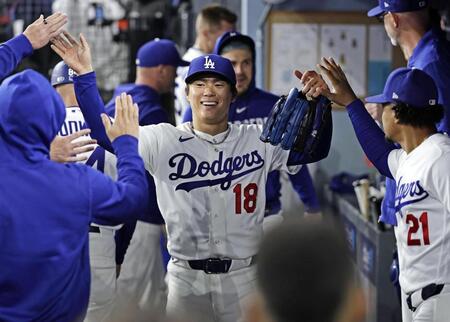 　メッツ戦の７回を投げ終え、ベンチで迎えられるドジャース・山本（共同）
