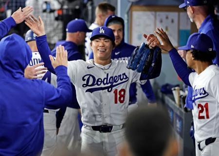 　メッツ戦の７回を投げ終え、ベンチで迎えられるドジャース・山本＝ロサンゼルス（共同）