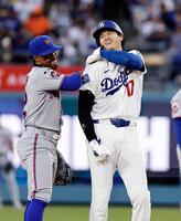 　１回、死球で出塁後に二進し、リンドア（左）と話すドジャース・大谷（共同）