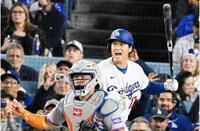 　六回、キンブレルの投球に驚きの表情を見せる大谷（ジョン・スーフー／ドジャース提供）