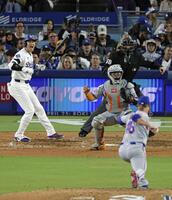 メッツ戦の６回、相手バッテリーの呼吸が合わず投手が投球しそうになり驚く大谷＝ロサンゼルス（共同）