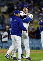 メッツに勝利し、ロバーツ監督（手前）に迎えられる大谷＝ロサンゼルス（共同）