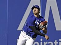 　試合前、遠投するドジャース・大谷（共同）