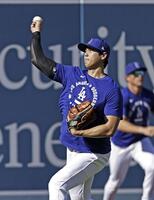 　試合前、キャッチボールするドジャース・大谷（共同）