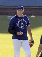 　試合前、キャッチボールを行うドジャース・大谷（共同）
