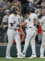 　レイズ戦の３回、ペレイラ（右）の３ランで生還し笑顔でタッチを交わすホワイトソックス・村上（共同）