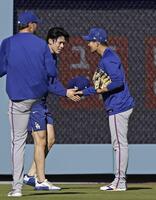 　試合前、あいさつを交わすドジャース・佐々木（左奥）とメッツ・千賀（共同）