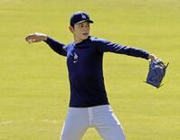 　壁当てをするドジャース・佐々木（共同）