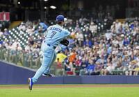 　ブルワーズ戦の４回、オルティスの三ゴロを処理し一塁に送球するブルージェイズ・岡本（共同）