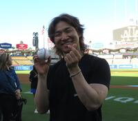 サインボールを手に笑顔Ｄ－ＬＩＴＥ