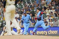 　ブルワーズ戦の７回、遊撃内野安打を放ち一塁に駆け込むブルージェイズ・岡本（共同）