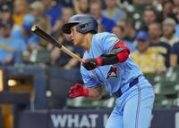 　ブルワーズ戦の７回、遊撃内野安打を放つブルージェイズ・岡本（共同）