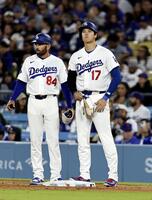 　メッツ戦の８回、申告敬遠で出塁したドジャース・大谷（右）。昨季から４８試合連続出塁とした（共同）