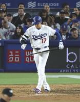 　メッツ戦の８回、申告敬遠で出塁するドジャース・大谷。昨季から４８試合連続出塁とする（共同）