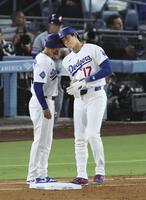 　メッツ戦の８回、申告敬遠で出塁したドジャース・大谷。昨季から４８試合連続出塁とした（共同）