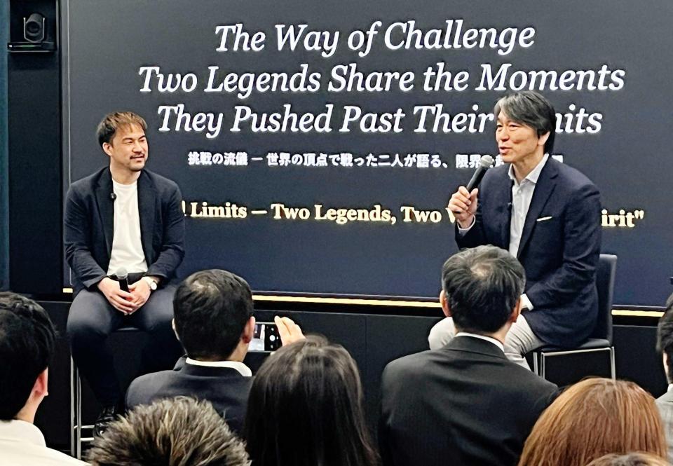 　トークイベントで対談する松井秀喜さん（右）と岡崎慎司さん（共同）