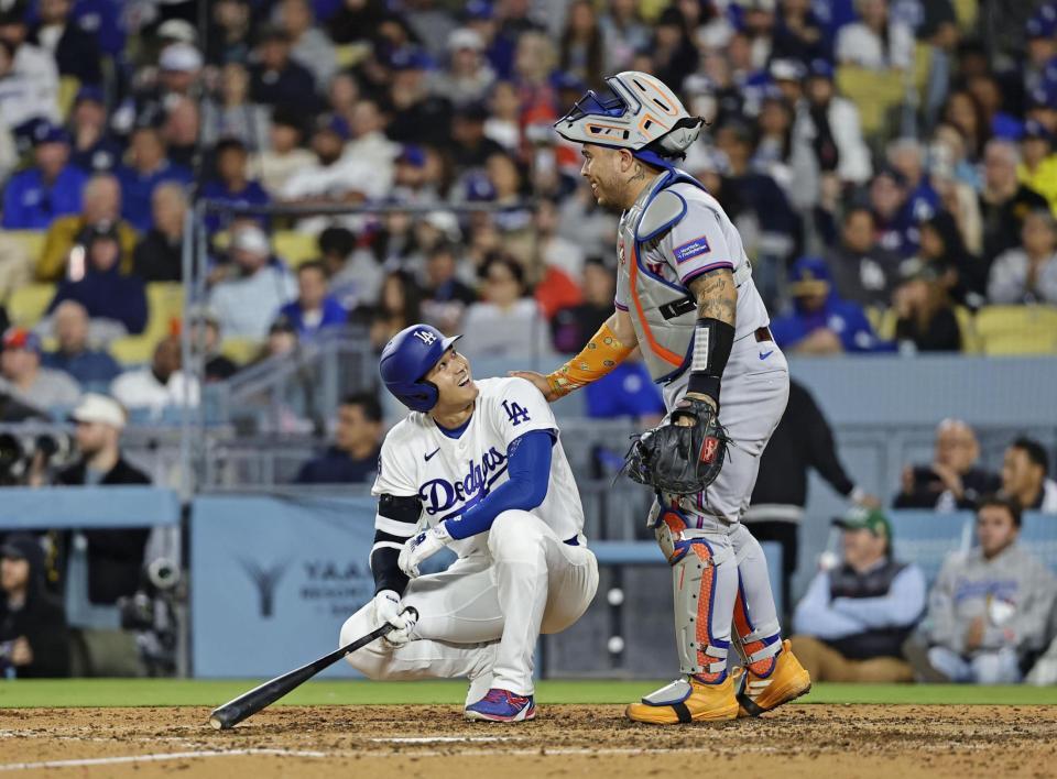 メッツ戦の６回、捕手アルバレスの一塁へのけん制球が当たりそうになり、笑顔を見せる大谷＝ロサンゼルス（共同）
