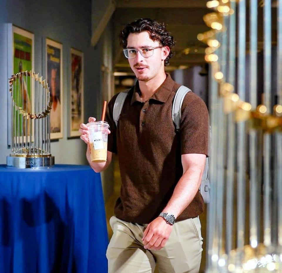 　　球場入りするロブレスキー（ロサンゼルス・ドジャース提供）