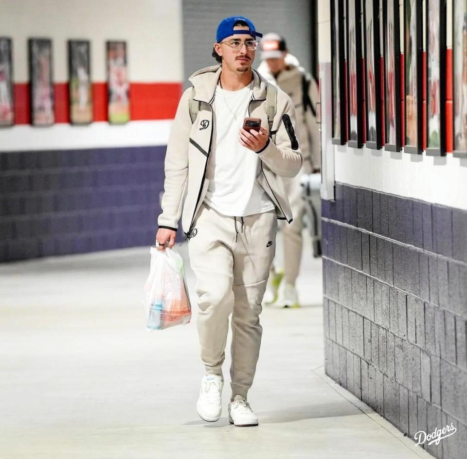 　ワシントンからトロントへ移動するロブレスキ-（ロサンゼルス・ドジャース提供）