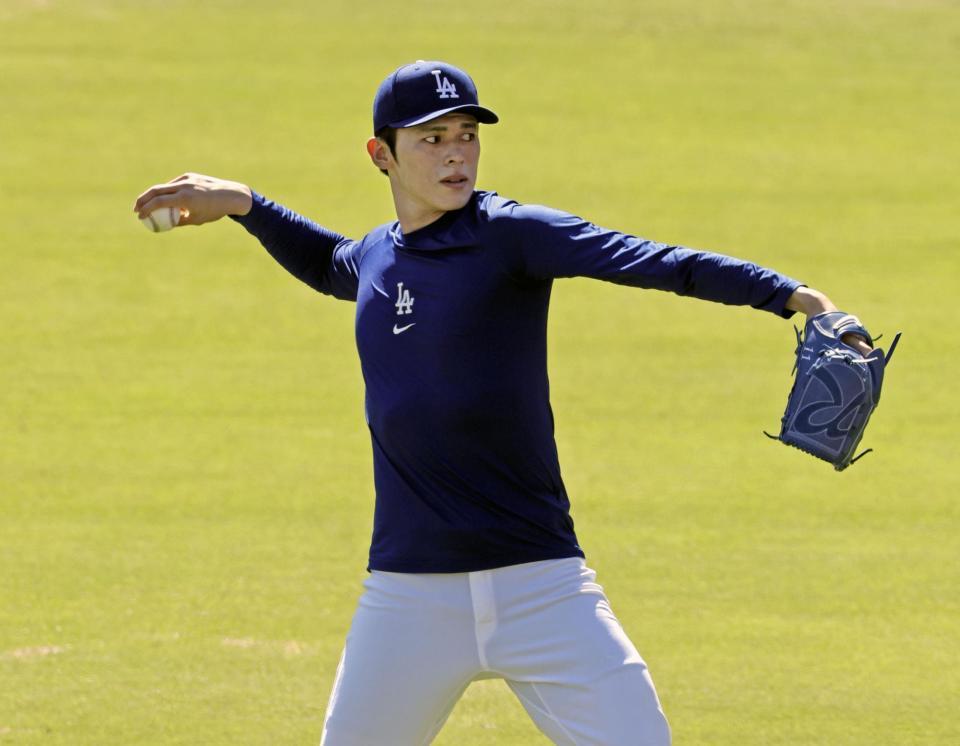 　壁当てをするドジャース・佐々木（共同）