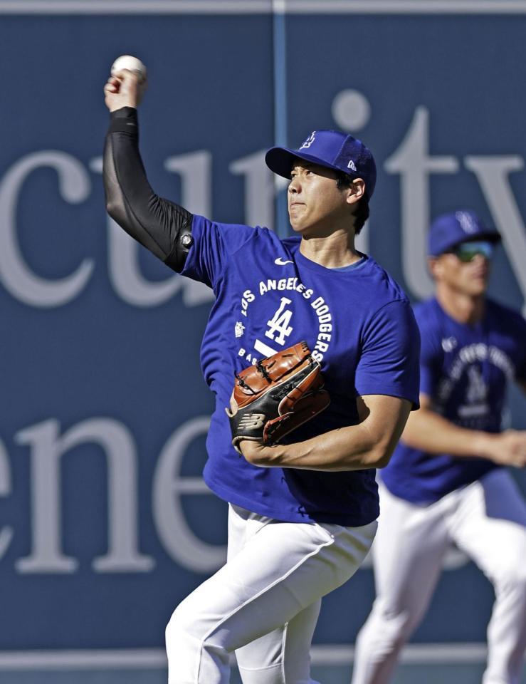 　試合前、キャッチボールするドジャース・大谷（共同）