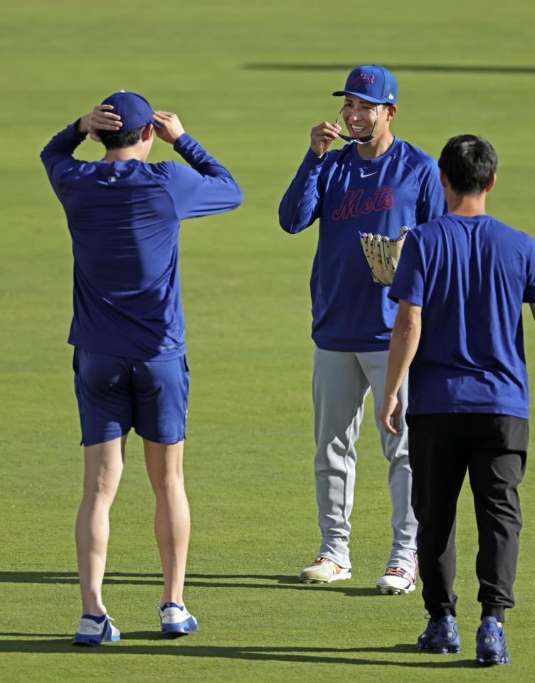 　試合前、あいさつを交わすドジャース・佐々木（左）とメッツ・千賀（共同）