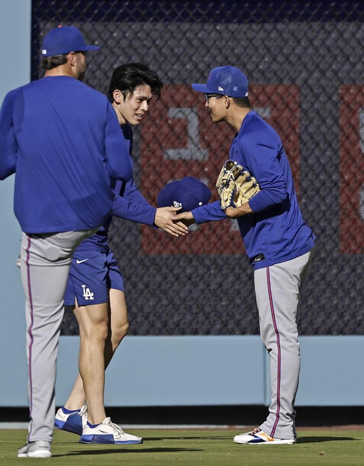 　試合前、あいさつを交わすドジャース・佐々木（左奥）とメッツ・千賀（共同）