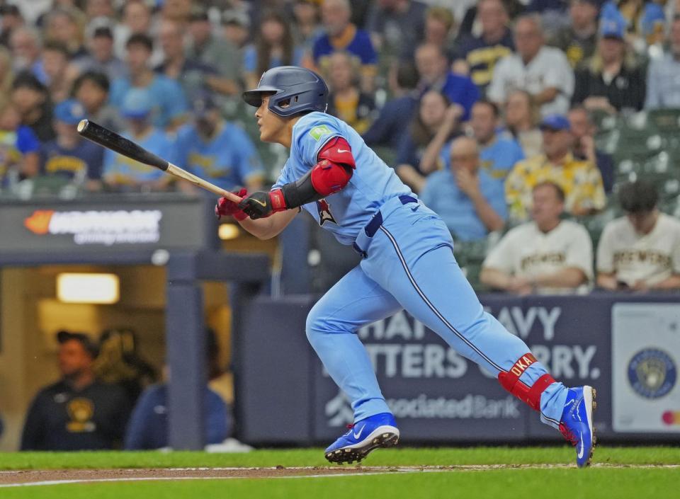 　ブルワーズ戦の２回、二直に倒れるブルージェイズ・岡本（共同）