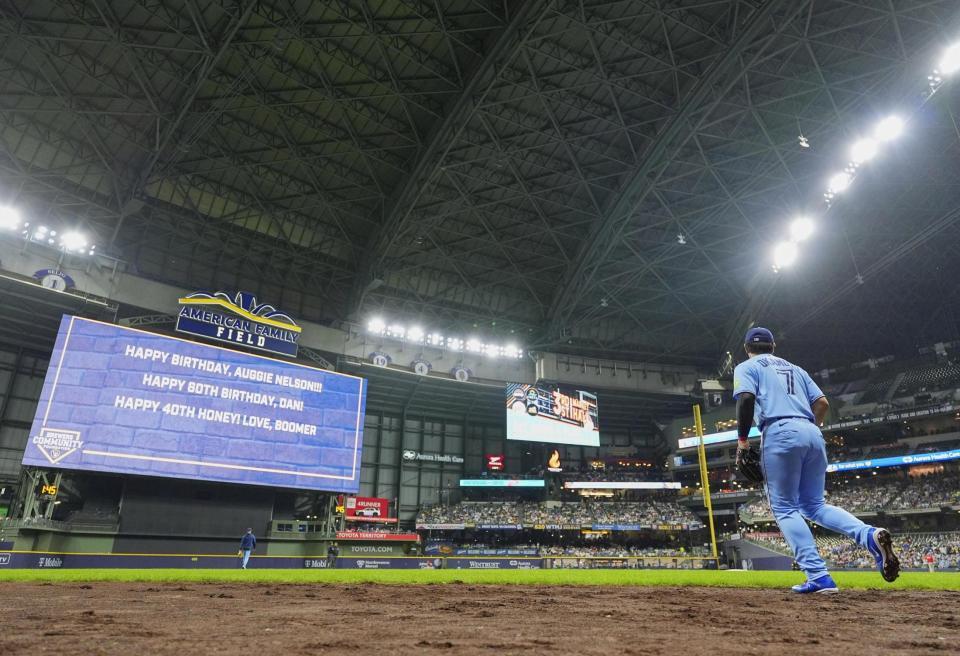 　ブルワーズ戦の３回、守備に向かうブルージェイズ・岡本（共同）