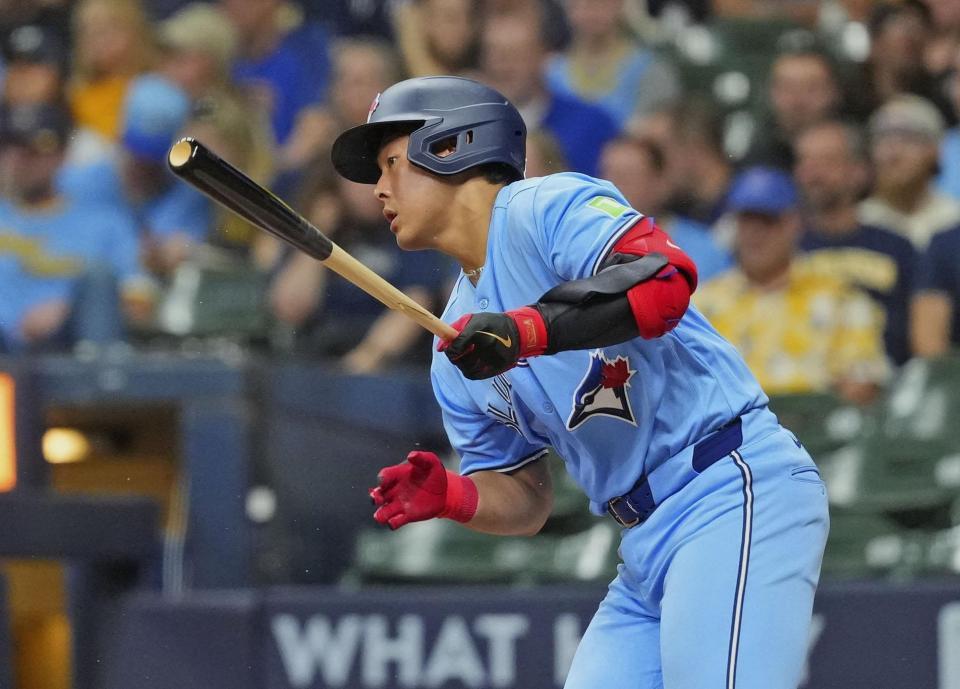 　ブルワーズ戦の７回、遊撃内野安打を放つブルージェイズ・岡本（共同）