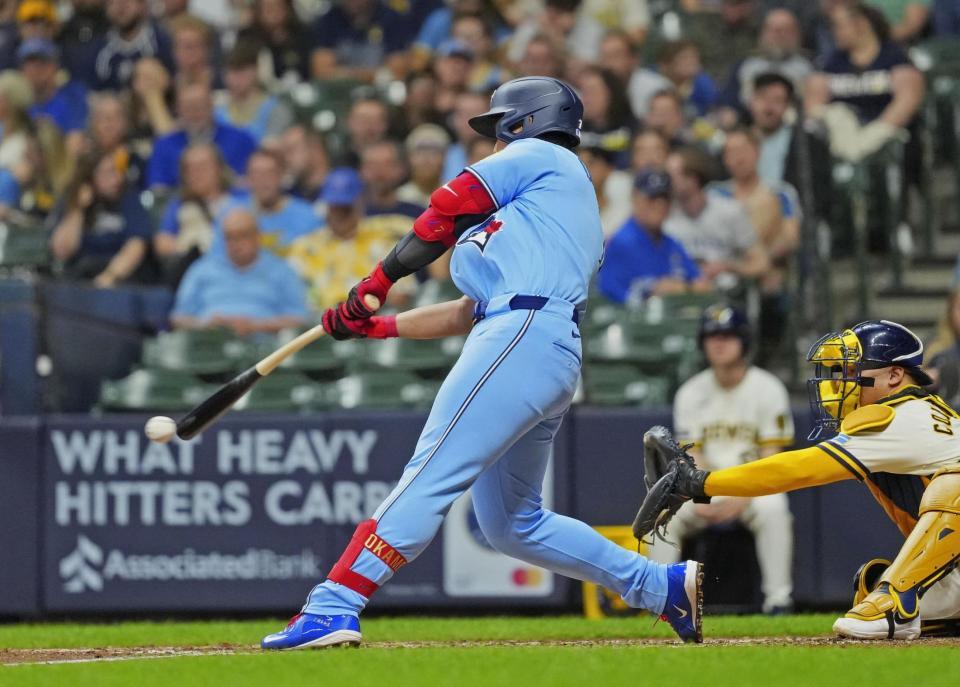 　ブルワーズ戦の７回、遊撃内野安打を放つブルージェイズ・岡本（共同）