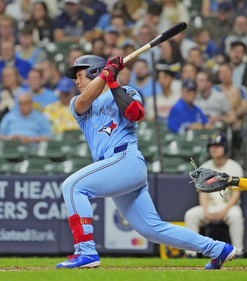 　ブルワーズ戦の７回、遊撃内野安打を放つブルージェイズ・岡本（共同）