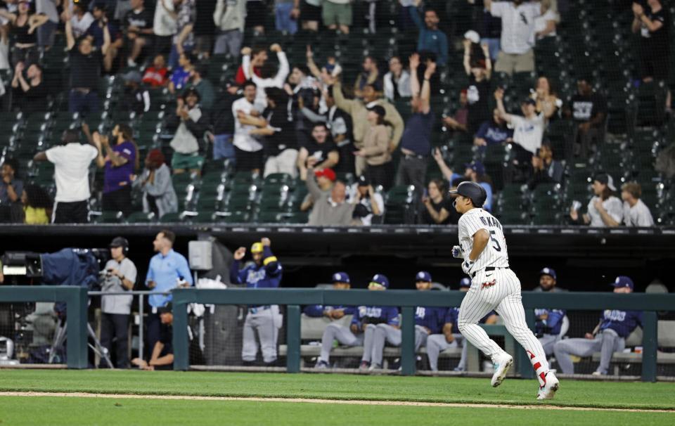 　レイズ戦の９回、５号２ランを放ち一塁へ向かうホワイトソックス・村上（共同）