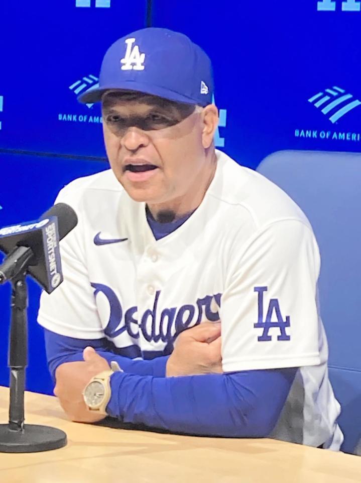 　試合後、大谷の状態について語るロバーツ監督（撮影・小林信行）