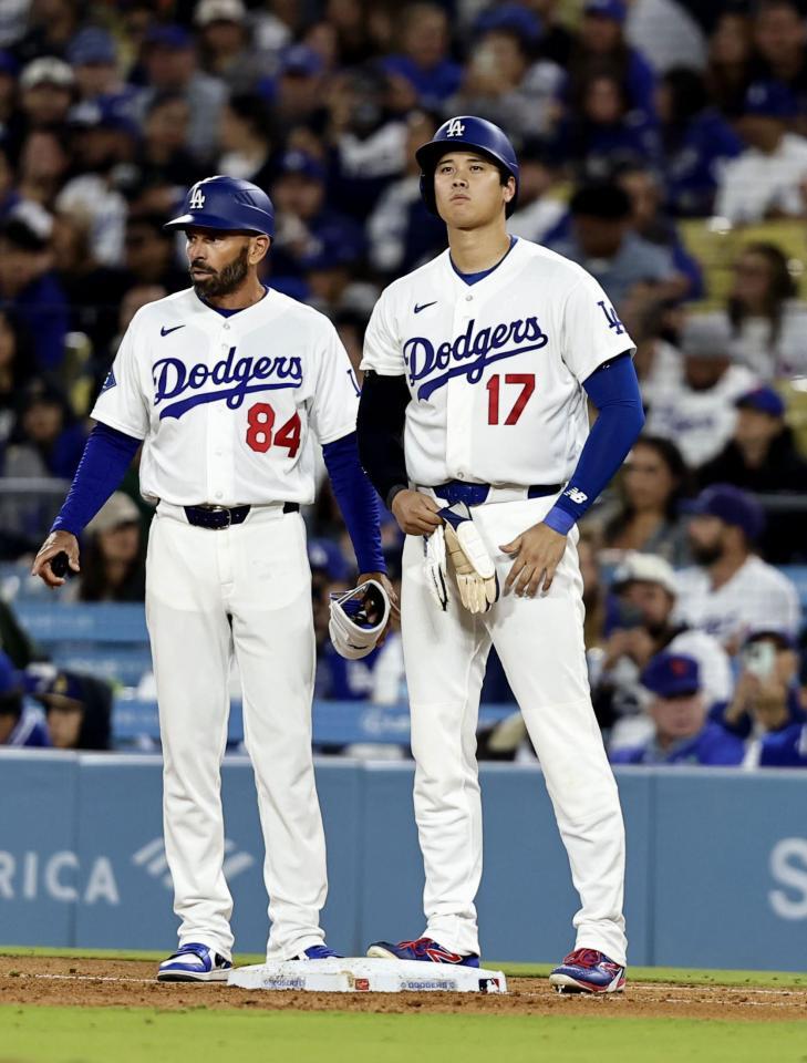 　メッツ戦の８回、申告敬遠で出塁したドジャース・大谷（右）。昨季から４８試合連続出塁とした（共同）