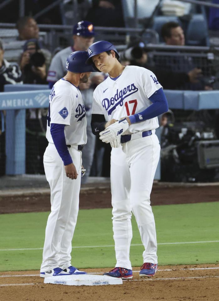 　メッツ戦の８回、申告敬遠で出塁したドジャース・大谷。昨季から４８試合連続出塁とした（共同）