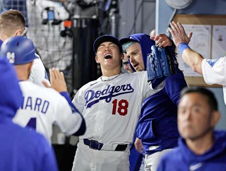 　７回を投げ終え、ベンチでタッチを交わすドジャース・山本（共同）
