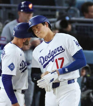 　８回、申告敬遠で出塁したドジャース・大谷。昨季から４８試合連続出塁とした（共同）