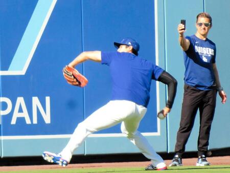 　試合前練習でキャッチボールを行う大谷（撮影・小林信行）