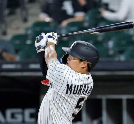 　９回、５号２ランを放つホワイトソックス・村上（共同）