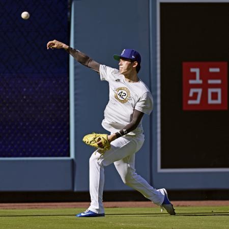 　キャッチボールするドジャース・佐々木＝ロサンゼルス（共同）