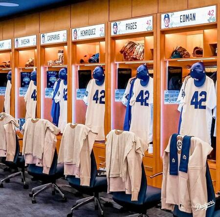 　背番号４２のユニホームが並べられたロッカー（ロサンゼルス・ドジャース提供）