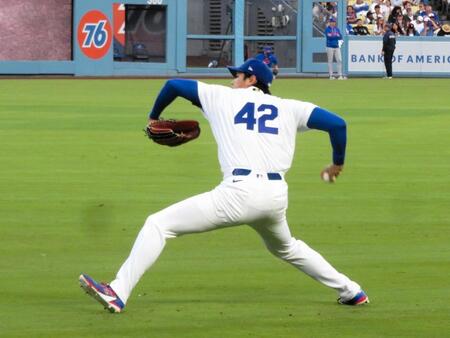 試合前にキャッチボールを行う大谷（撮影・小林信行）